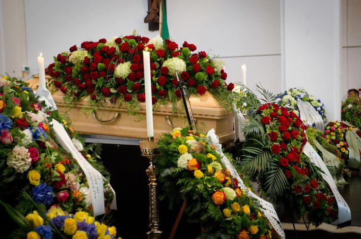 Blumenkränze und Sarggesteck