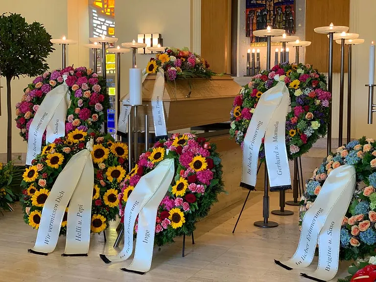 Blumenkränze und Sarggesteck